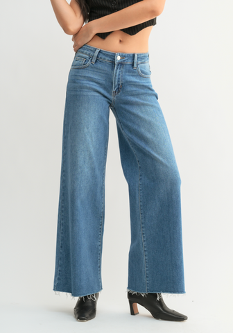 RELAXED WIDE LEG WITH FRAY HEM IN MEDIUM WASH